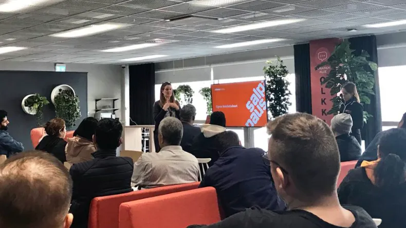 Osallistujia Opiskelun info -tilaisuudessa