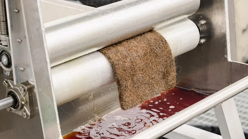 Hiusmatto voidaan puhdistaa öljystä esimerkiksi mankeloimalla.