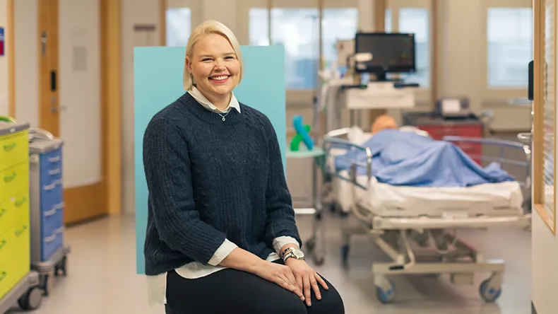 Fanny Kilpinen opettaa hoitotyötä LAB-ammattikorkeakoulussa