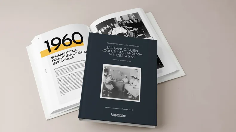 historiikki painettuna kirjana pöydällä