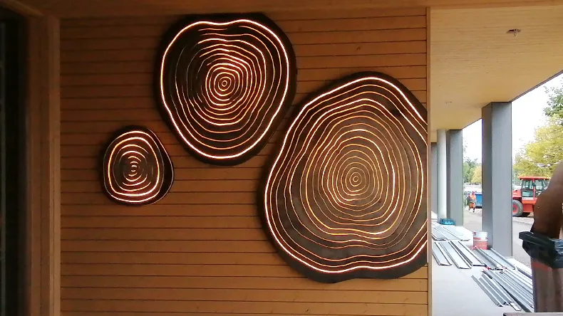 Lotta Tillin purelief-teos talon seinällä