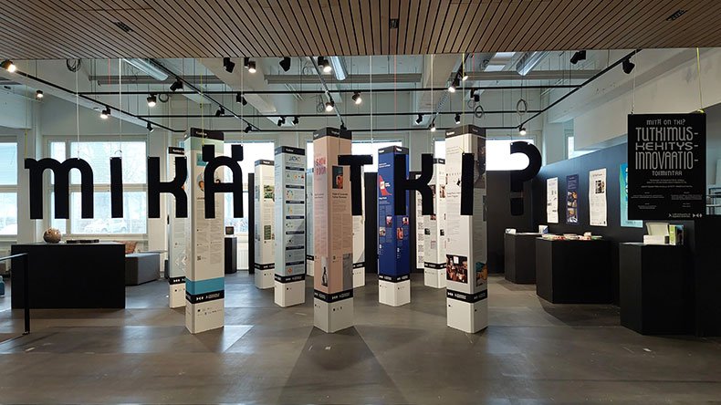 Muotoiluinstituutin hankkeiden yhteisnäyttely Lahden kampuksen Tila-galleriassa.