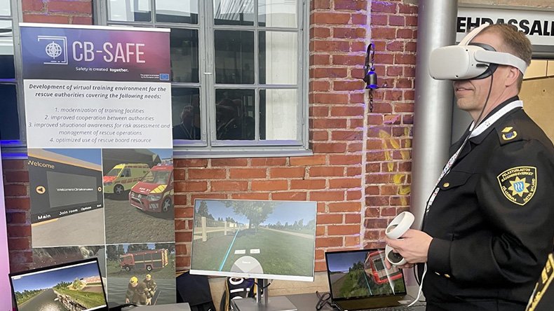 mies vr-lasit päässä tietokoneen äärellä