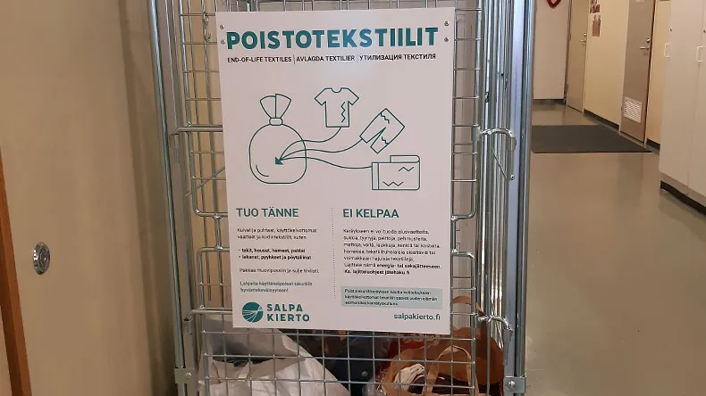 Yksi poistotekstiilin keräyspisteistä sijaitsee Harjula-keskuksessa Lahdessa