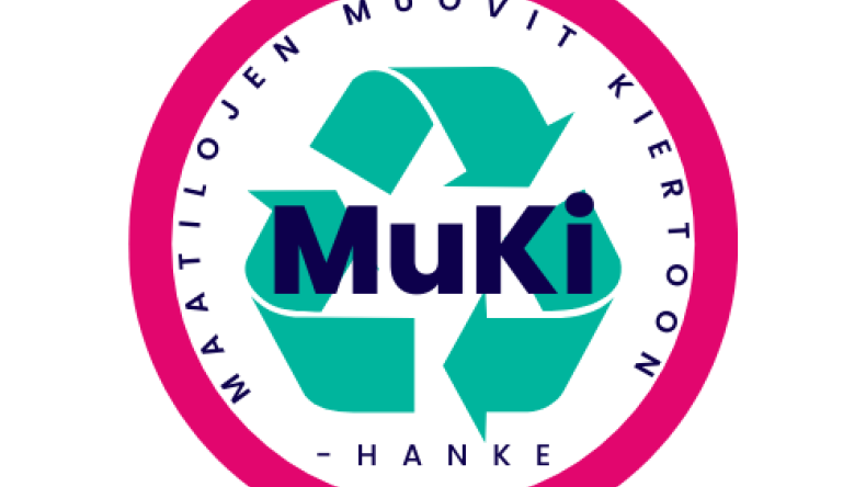 Kuvassa pyöreä MuKi hankkeen logo, jossa vihreä kierrätyssymboli ja keskellä teksti " MuKi"