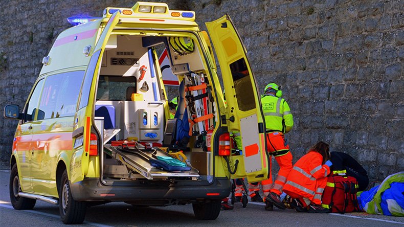 ambulanssi-takaovet-auki-ensihoitajia-kuvituskuva