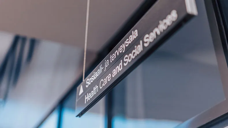 Sosiaali- ja terveysalan kyltti.