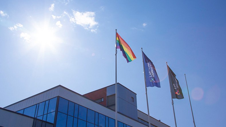 sateenkaarilippu liehuu Lahden kampuksen lipputangossa