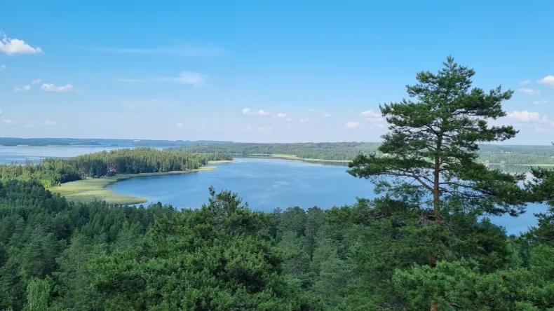 Maisema Kapatuosian linnavuorelta Hollolasta