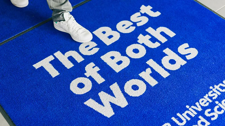 Käytävämatto jossa lukee the best of both worlds