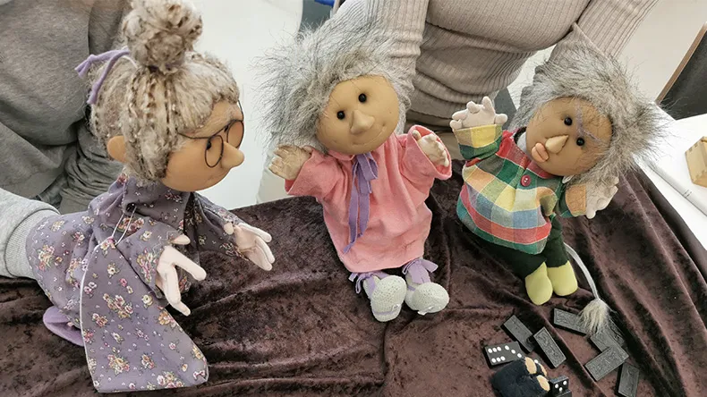 Vanhuksia esittäviä käsinukkeja 