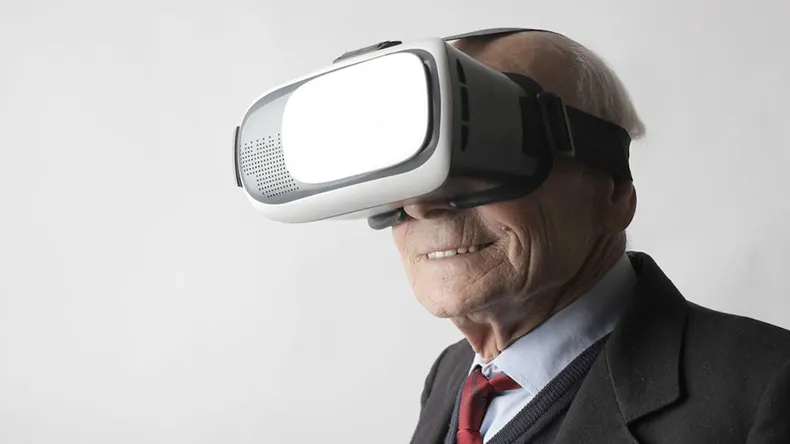 Ikääntynyt mies, jonka päässä on VR-lasit