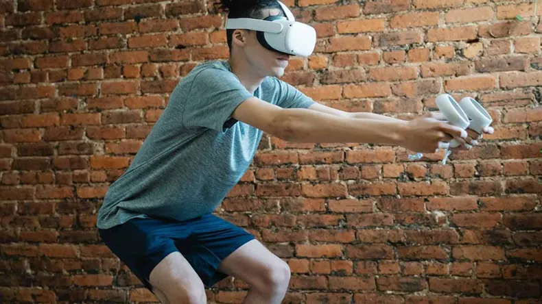 Henkilö urheilee VR-lasien kanssa