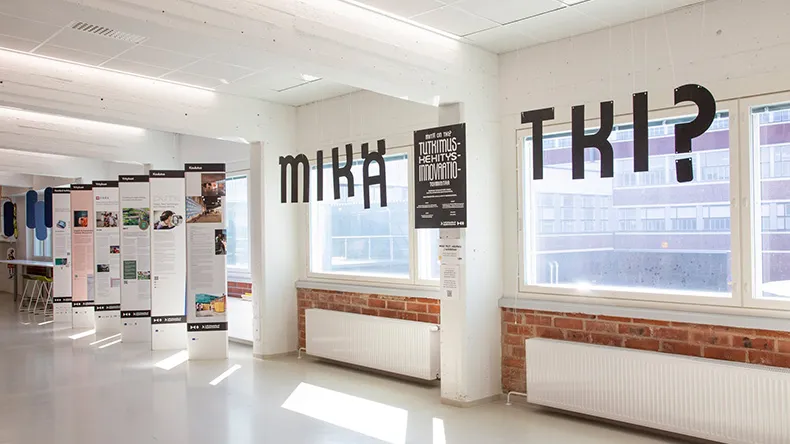 LABin käytävällä kyltti, jossa lukee mikä tki?