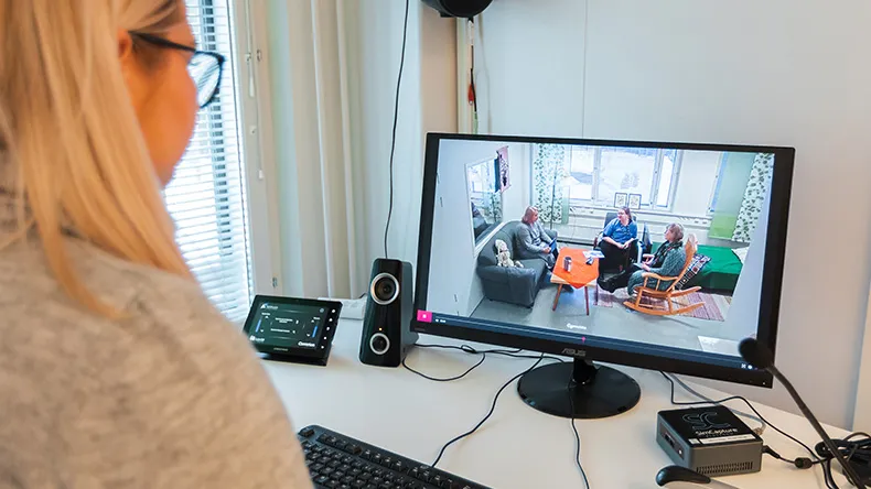 nainen tarkkailee simulaatiotilannetta tietokoneen näytöltä