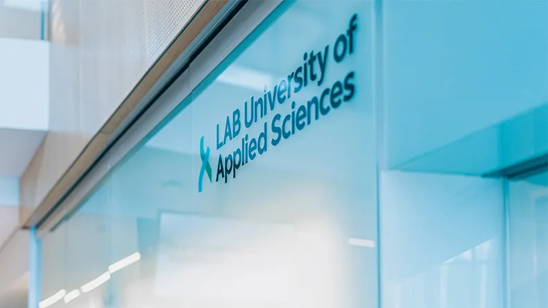 LABin logo heijastuksena ikkunasta