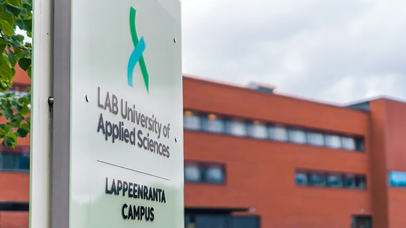 LABin kyltti Lappeenrannan kampuksen edessä.