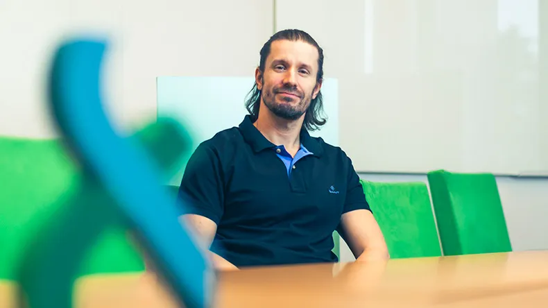 Jaani Väisänen ja LABin logo