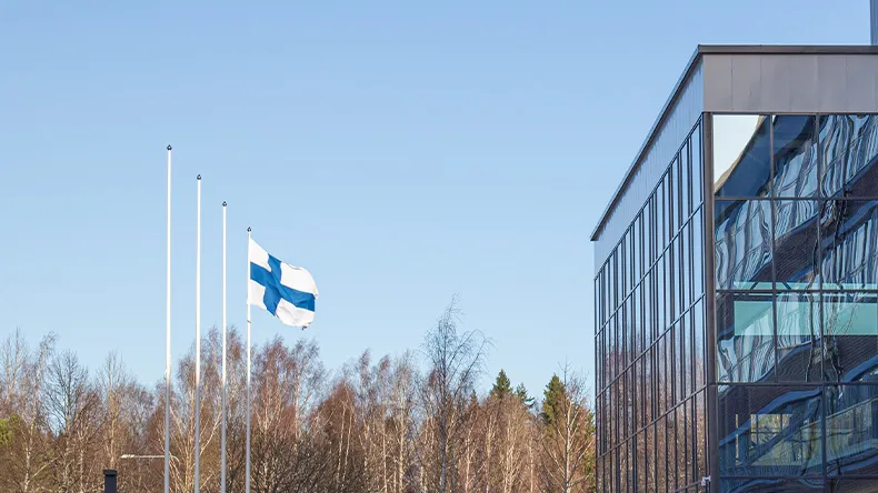 Lippu liehuu Lahden kampuksella.