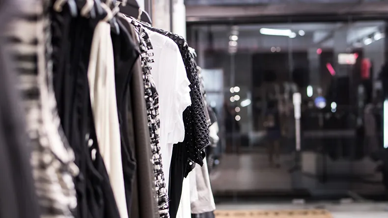 Vaaterekki vaatekaupassa.