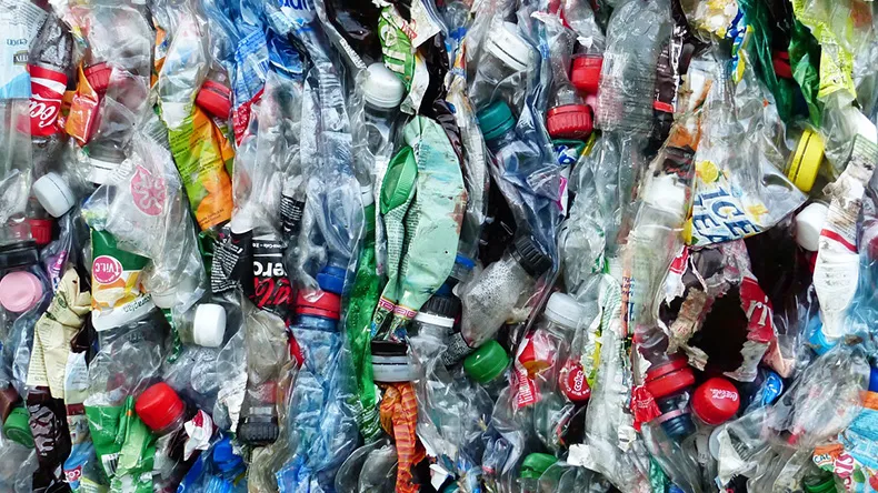 litistettyjä muovipulloja