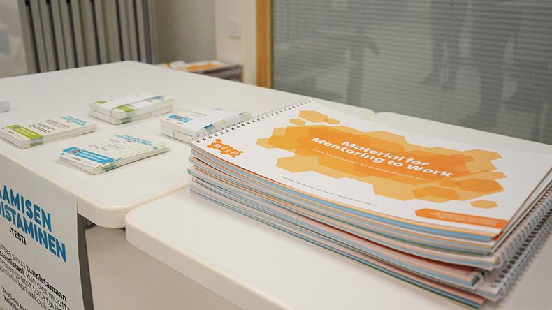 Työllistymiseen liittyviä esitteitä TE-toimiston pöydällä
