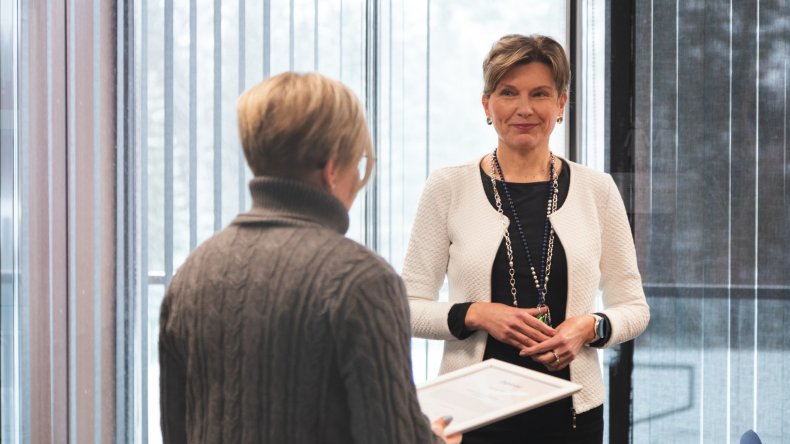 LAB-ammattikorkeakoulun johtava asiantuntija Susanna Tella vastaanottaa ansiomerkin potilasturvallisuustyöstä Mari Liukalta.