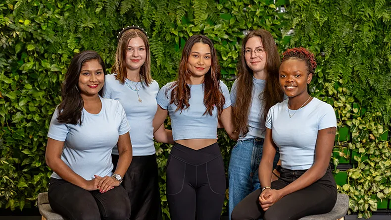 Ailune startupin viisi jäsentä kuvassa