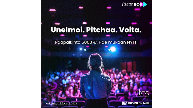 Nuori nainen kuvattuna takaa päin esiintymislavalla Idearace-kilpailussa