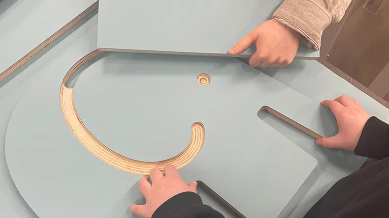 Muotoiluinstituutin opiskelijat suunnittelevat huonekalua.