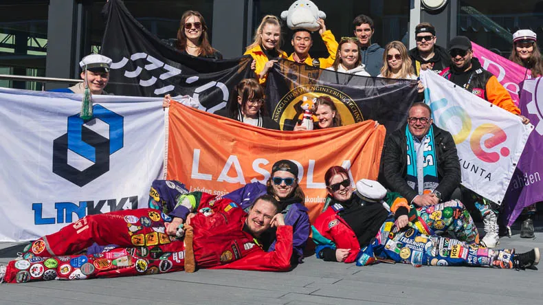 Kuvassa eri ainealajärjestöjen opiskelijoita Lahdessa vappuna. 