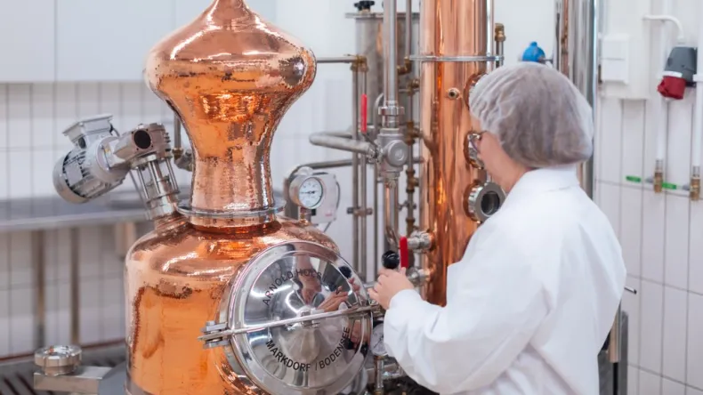 Sivuvirtojen hyödyntämistä tislaamalla