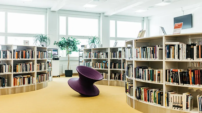 Lahden kirjasto kesävalossa.