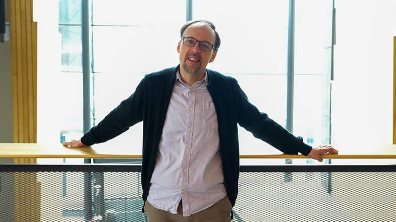 LABin asiantuntija Timo Bergman nojailee kampuksen lasikaiteeseen