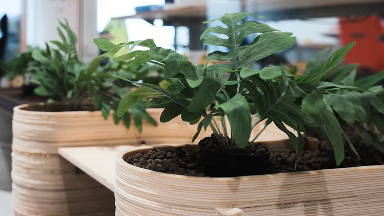 Kierrätysmateriaalista tehtyjä kukkaruukkuja.