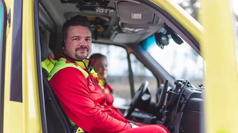 Ensihoidon lehtori Anssi Hapuli opetusambulanssin etupenkillä.