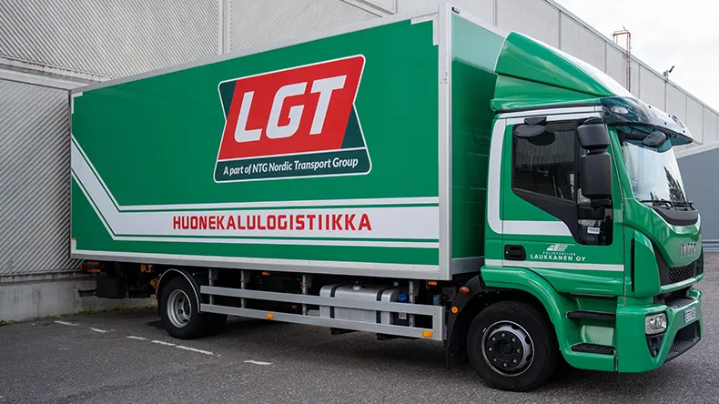 LGT Logisticsin kuorma-auto yrityksen pihalla