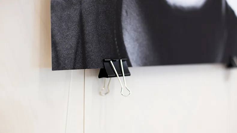 Mustan julisteen alakulma.