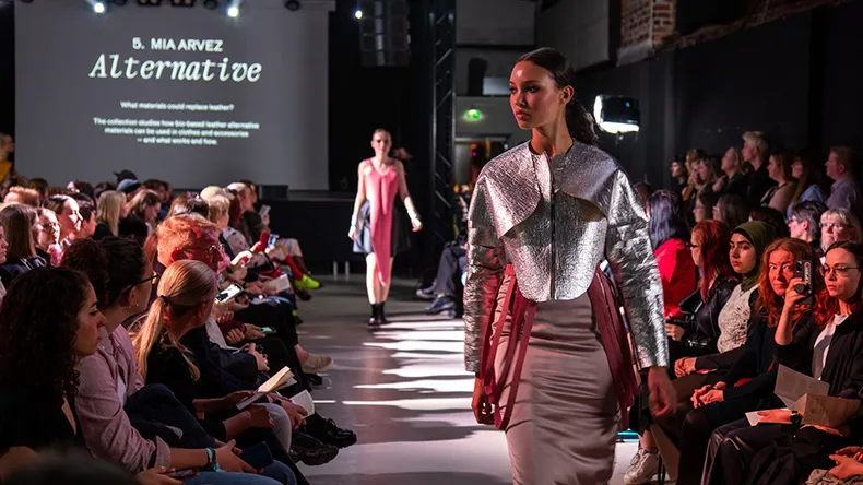 KOE-muotinäytöksen malli kävelemässä päällään Mia Alvezin teos