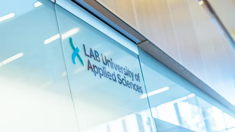 LAB-ammattikorkeakoulun logo heijastuu lasiseinästä