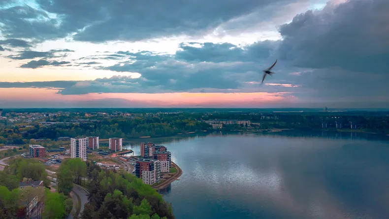 Iltainen maisemakuva.