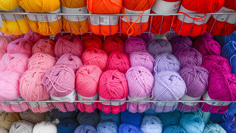 Eri värisiä villalankoja kaupan hyllyssä