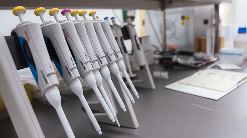 Laboratoriovälineitä pöydällä