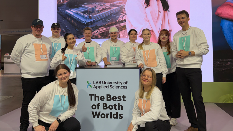 LABin opiskelijoita Studia-messuilla 2025