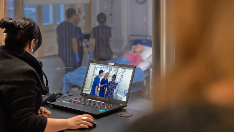 Sairaanhoitajaopiskelijoita simulaatiossa.