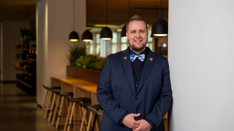 Kristian Kotonen on palkittu arvostetuilla Les Clefs d’Or -kultaisilla avaimilla, jotka myönnetään vain maailman parhaimpien conciergien joukkoon kuuluville ammattilaisille. 