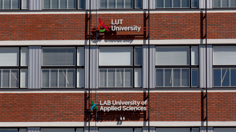 LABin ja LUTin logot seinäkylteissä