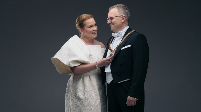 Laura Ämmälä ja Lahden kaupunginjohtaja Niko Kyynäräinen.