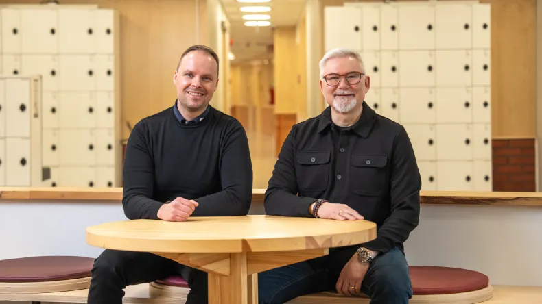 LABin asiantuntijat Henri Heikkilä ja Vesa Alatalo istumassa pöydän ääressä. 