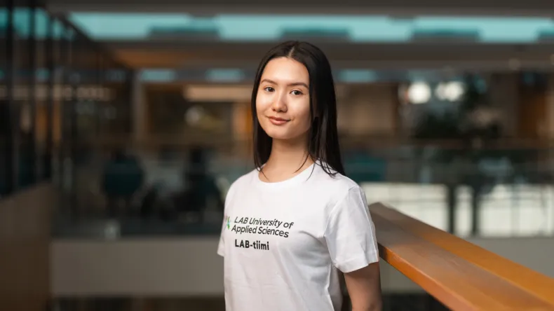 LAB-tiimin jäsen Rebecca Lappeenrannan kampuksella